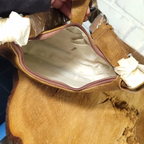 NEW Front Lock Detail Tan Shoulder Bag - Picture 4 of 10